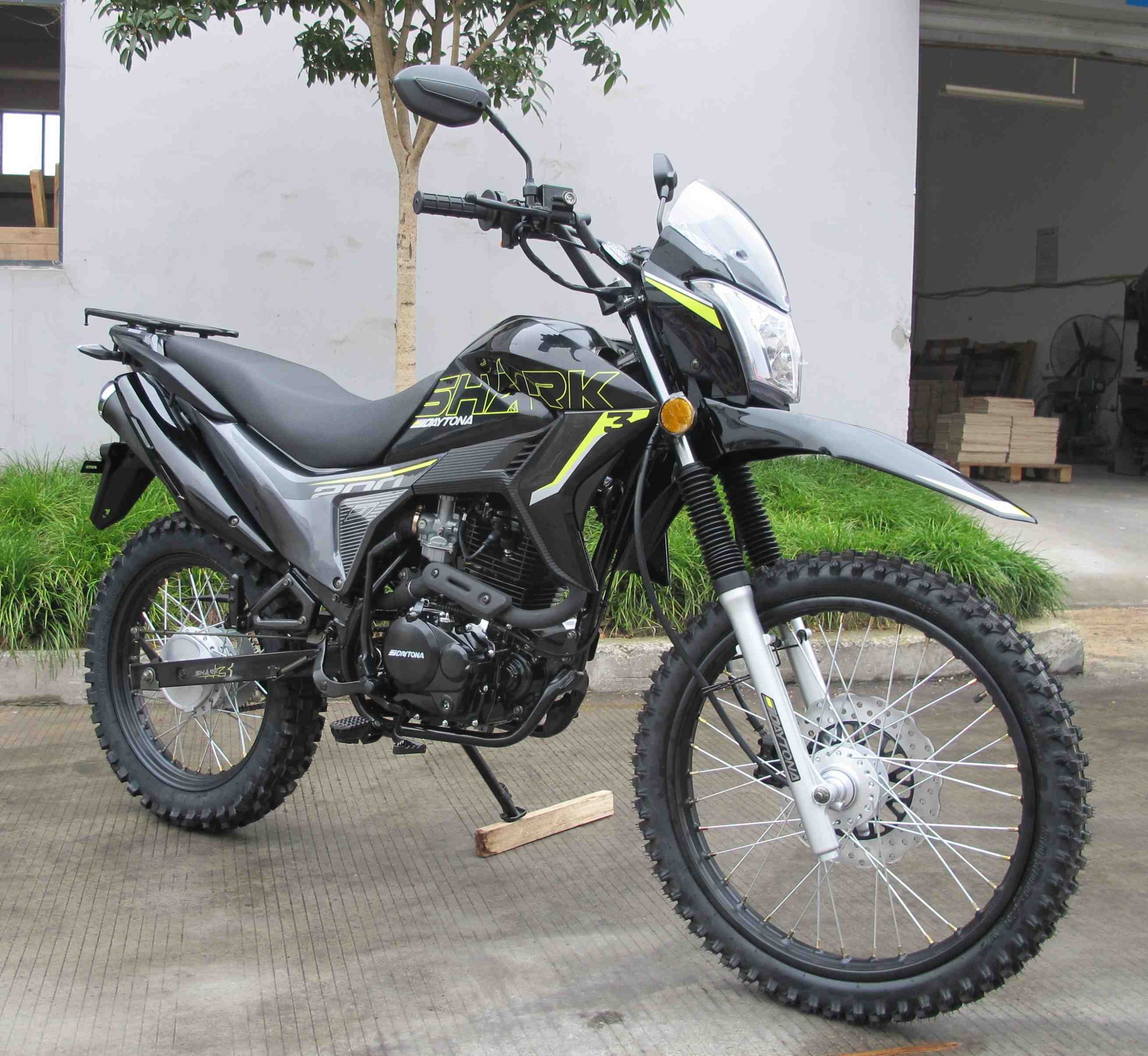 Da rienda suelta a tu espíritu aventurero con la motocicleta todoterreno SHARK 200 Taurus, de Chongqing Andes Motocicleta. 